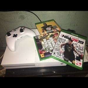 White Xbox OneS bundle